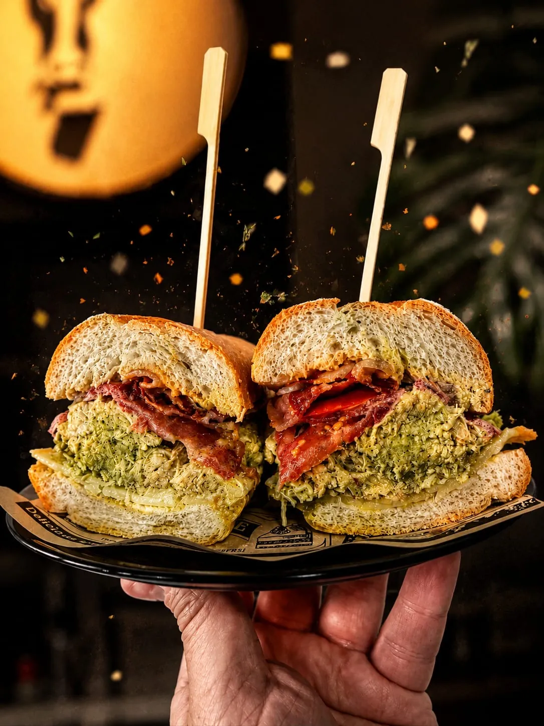 Bocadillo Pollo Hembra cortado por la mitad