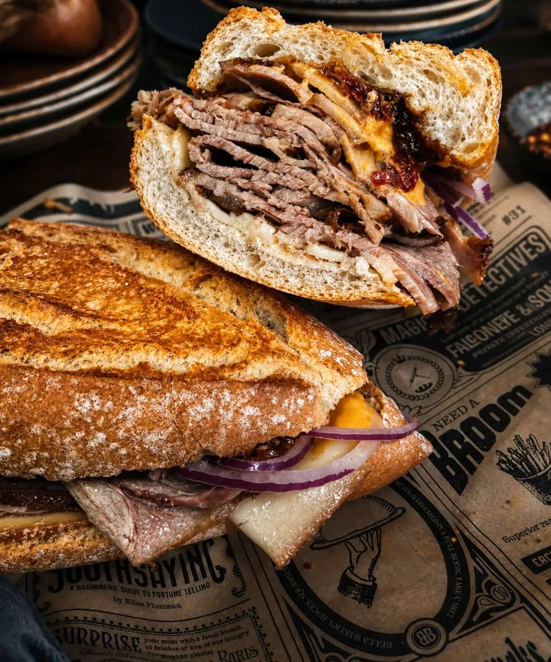 Bocadillo Lomo Gomero cortado por la mitad