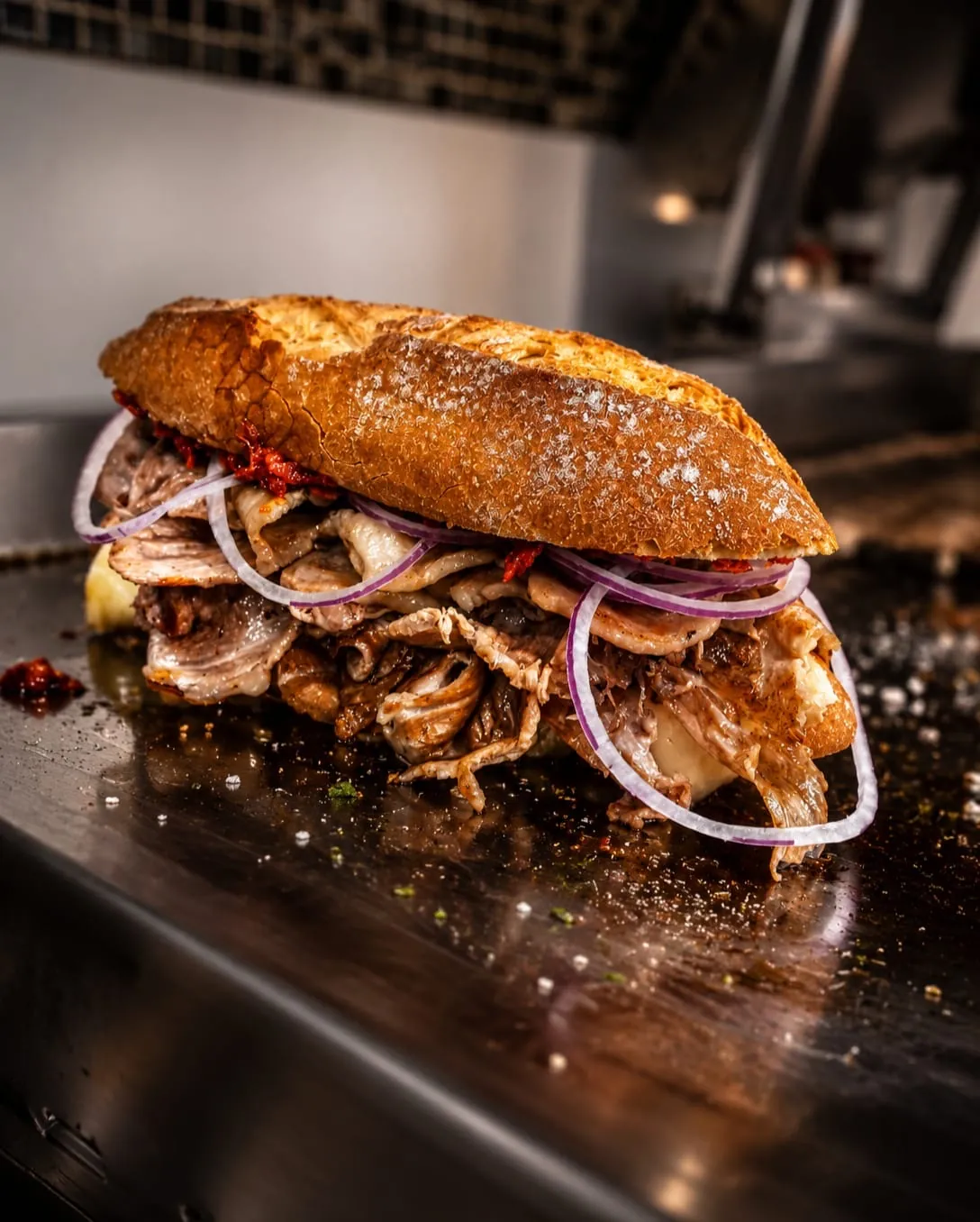 Bocadillo La Embutida cortado por la mitad